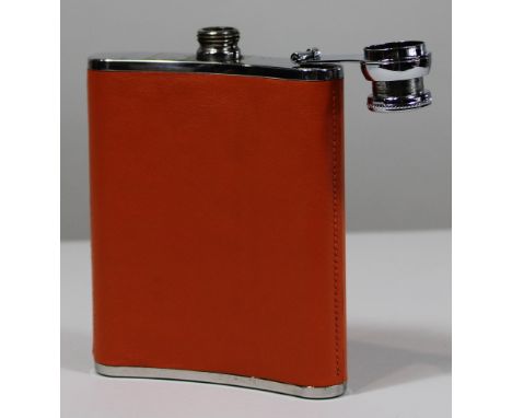 Hermes Flachmann, Paris, 60 oz Fassungsvermögen, rostfreier Stahl, in original Verpackung. Maße: ca. 9,8 x 2,2 x 13,5 cm. Seh