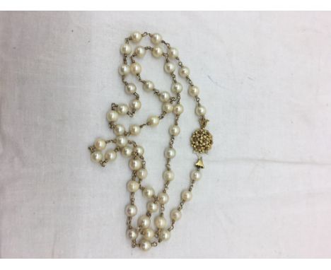 A gold clasped pearl necklace