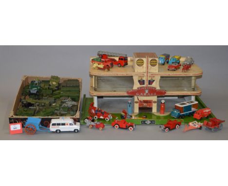 Two trays of unboxed playworn military and other diecast, tinplate and white metal models together with an unboxed 1950's Gee