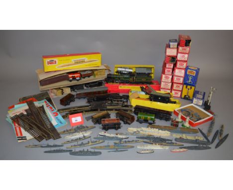 OO Gauge. A boxed Hornby 2221 Locomotive & Tender (WR) 'Cardiff Castle' together with boxed accessories, sixteen boxed items 