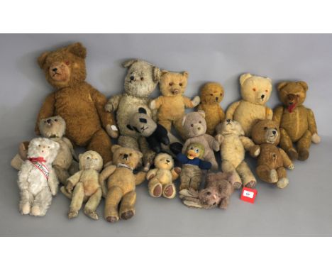 15 x vintage teddy bears, including straw filled examples and two with Steiff buttons to ears. Mostly well loved.