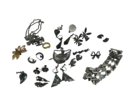 Vintage costume jewellery to include a chunky mid-century silver bracelet set with abalone shell decoration, box clasp fasten