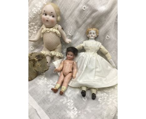 Antique dolls house miniature dolls to include a Parian bisque shoulder head 5&rdquo; doll with &nbsp;bisque arms and legs wi