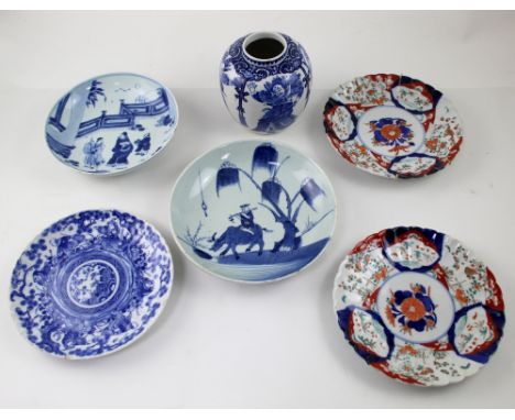 Five pieces of Meiji period and earlier Chinese and Japanese porcelain to include ginger jar with theatrical fight scenes in 