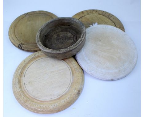 Four vintage circular bread boards, all with 'Bread' carved to the rim and made from sycamore and other wood, also an antique