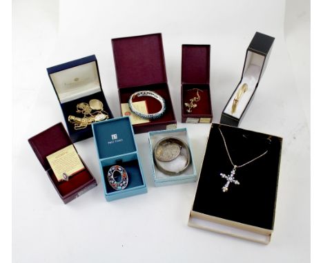 A small quantity of costume jewellery, some from 'Past Times' including a bangle, brooch, ring, gold-plated necklace, various