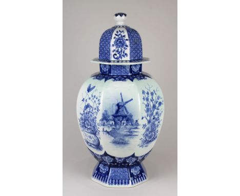 Villeroy &amp; Boch Deckelvase nach Delfter Art, Mettlach um 1920, achtwandiger Keramikkorpus, heller Scherben, kobaltblaues 