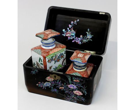 Tea-Caddy, Teeschatulle, China 19. Jh., Holz schwarz lackiert, 4 Seiten und Deckel sowie Deckelinnenseite mit Blumen- und Vog