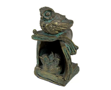 Hercks, Rainer (Augsburg 1951 - 2005), Der Bücherfreund, humoristische Bronzeskulptur einer Eule mit ihren Jungen auf bzw. in