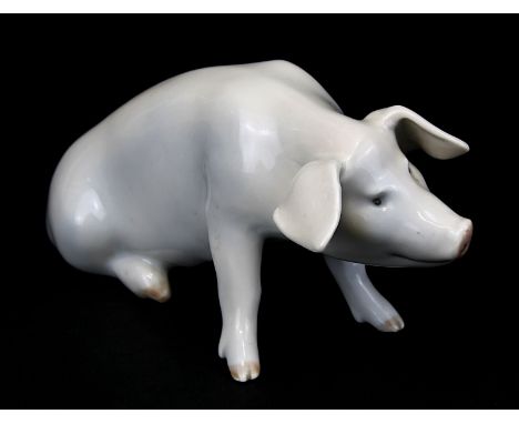 Royal Copenhagen, Sitzendes Schwein, Entwurf wohl Erik Nielsen um 1910, Ausführung Copenhagen bis 1923, Porzellan weißer Sche