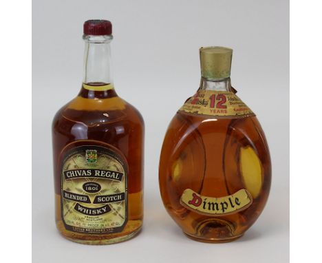 Zwei Flaschen Whisky: eine Flasche Dimple, De Luxe Scotch Whisky, John Haig &amp; Co. Ltd., Markinch Scotland und eine Flasch
