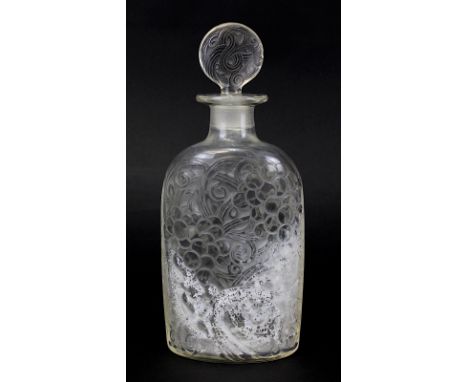 Lalique Art-Déco-Karaffe "Raisins", Frankreich 1920er Jahre, flacher Kristall-Klarglaskorpus mit Stopfen, Außenwandung mit De