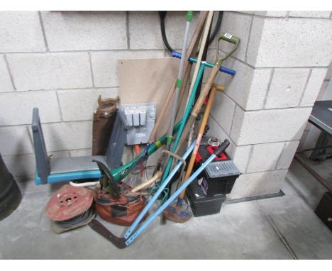 A mixed lot of garden tools etc