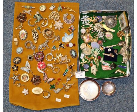 Box comprising vintage brooches and other items, some novelty with various animals including butterflies, frogs, owl, panther