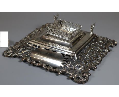Victorian silver single desk inkwell with pierced foliate boarders, vacant cartouche, and pen holder.(B.P. 21% + VAT) 