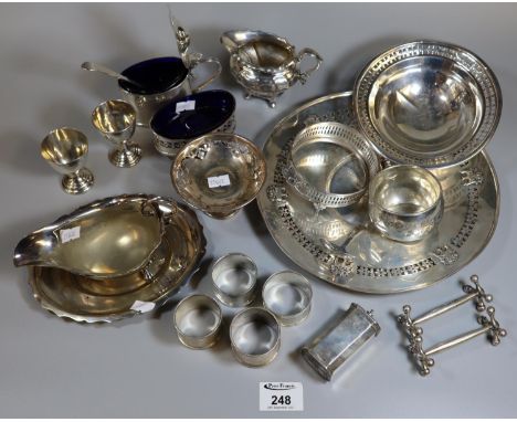 Collection of silver and silver plated items to include silver knife rests 3.5 troy oz, mustard pot and spoon 3.7 troy oz, pe