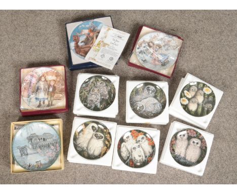A box of cabinet plates. Includes six Wedgwood Dick Twinney owl plates, Royal Worcester etc.  