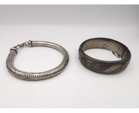 Two silver bracelets, a silver rope chain bracelet and a hollow silver clip bangle with engraved leaf design. Hallmarked: Jos