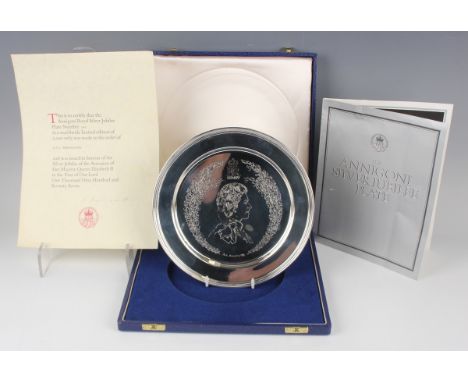 An Elizabeth II silver limited edition plate, designed by Pietro Annigoni, commemorating the Silver Jubilee, with engraved bu