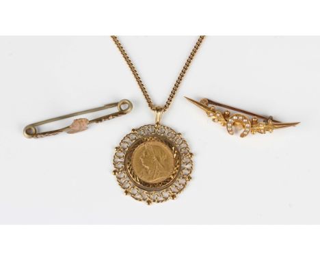 A Victoria Old Head sovereign 1897 in a 9ct gold pendant mount, length 3.9cm, with a 9ct gold curblink neckchain on a sprung 