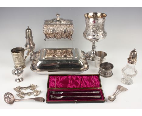A pair of Edwardian silver pickle forks with scallop shell and reeded handles, Sheffield 1901 by Harrison Brothers &amp; Hows