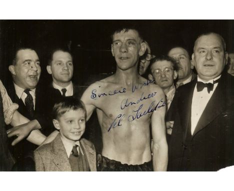 &nbsp;BOXING - HAND SIGNED VINTAGE PRESS PHOTOGRAPH
Good condition apart from pin minor corner loss. 