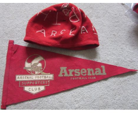 VINTAGE ARSENAL PENNANT &amp; HOME MADE SUPPORTERS HAT
Pennant 17 inches long
Slight wear to Pennant, hat is worn in places