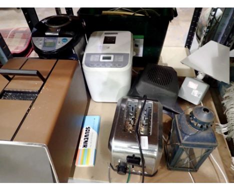 Mixed electrical items to include lamps. All electrical items in this lot have been PAT tested for safety and have passed. Th