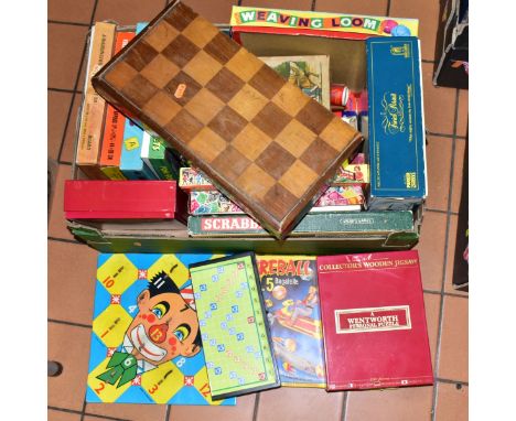 A QUANTITY OF ASSORTED MOSTLY VINTAGE GAMES AND PUZZLES, to include boxed Marx Fireball XL5 bagatelle, complete and in fairly