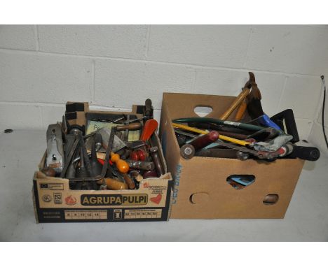 TWO TRAYS CONTAINING WOODWORKING TOOLS including a Record No 05 plane, chisels, awls, brace, saws, combination squares etc