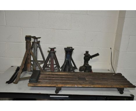A COLLECTION OF AUTOMOTIVE TOOLS including two pairs of axle stands (34cm min height), a pair of large axle stands (46cm min 