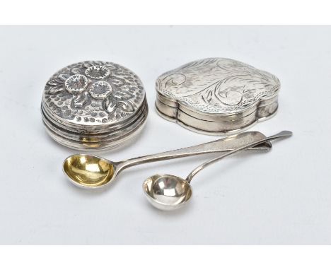 TWO SILVER SALT SPOONS AND TWO PILL BOXES, the first salt spoon with a gilt bowl, hallmarked London 1892, the second hallmark