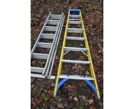 AN ALUMINIUM TRIPLE EXTENSION LADDER, together with a tall yellow and blue finish step ladder (2)