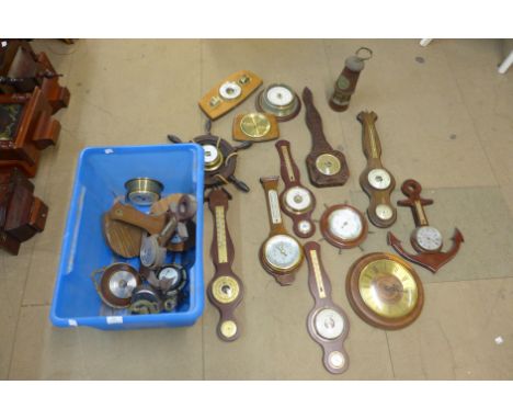 Assorted vintage aneroid barometers 