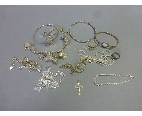 Mixed selection of vintage silver jewellery