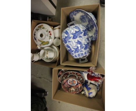 A collection of imari pattern dishes, along with a Royal Worcester tureen and cover, along with other items 