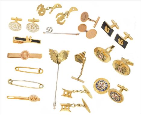 A selection of jewellery, to include two 9ct gold tie pins, a diamond initial brooch, a deer teeth stick pin, odd cufflinks, 