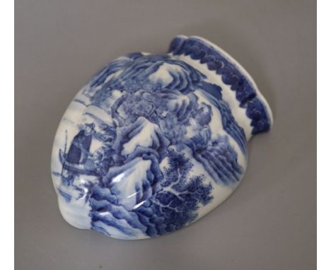 A Chinese blue and white wall pocket, length 12cmCONDITION: Some light scratches but otherwise good condition.