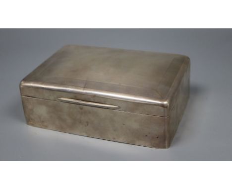 An Edwardian engine turned silver mounted cigar/cigarette box, Goldsmiths &amp; Silversmiths Co Ltd, London, 1901, 20.3cm, gr