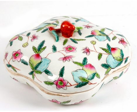 A Chinese box and cover decorated with flowers and peaches and with a peach finial, red square seal mark to underside, 16cms 