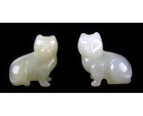 A pair of Chinese carved jade cats, 4cms (1.4ins) high.Condition ReportGood condition with no damage or repair.