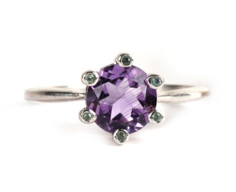 A 9ct white gold amethyst &amp; peridot ring, 3.0g. size Q 