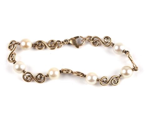A 9ct gold and pearl bracelet. 10.2g.