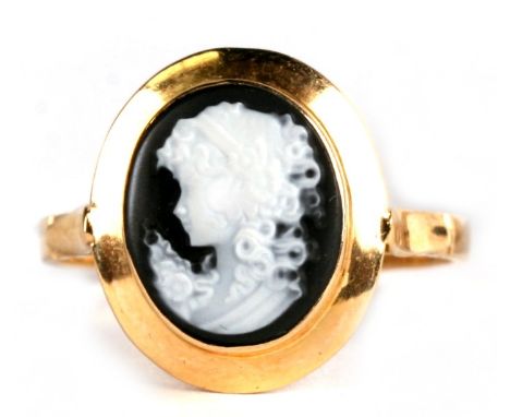 An Italian 18ct gold ring set with black &amp; white stone cameo portrait, 3.1g. Approx. UK size Q. 