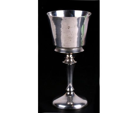 A Chinese silver goblet by Luewwo, 168 g. 15cms (6 ins) high.
