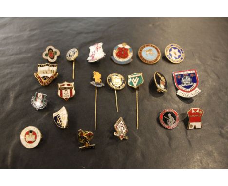 20 Irish league football supporters enamel badges, including Linfield supporters club, Midlands Branch.   