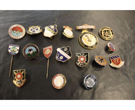 17 Scottish league football club supporters enamel badges, including Hibernian, Sterling Albion and Stenhousemuir.
