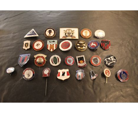 27 North East football club supporters enamel badges - Sunderland, Hartlepool, Middlesborough, Darlington and Gateshead. 