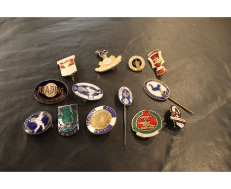 12 English football club supporters enamel badges -  Arsenal, Spurs and Reading including Arsenal FC 1886-1986 centenary badg