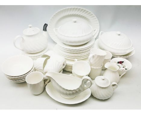 Wedgwood Candlelight pattern dinner service comprising ten dinner plates, six side and tea plates, six cups & saucers, cream 